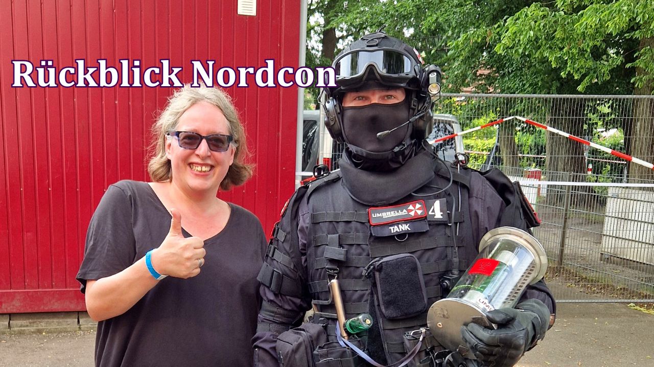 Foto mit jemandem in Umbrella-Kostüm. Clawdeen daneben zeigt Daumen hoch.