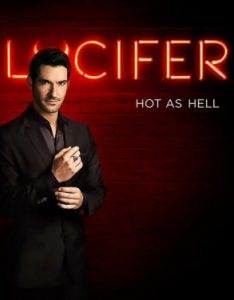 Links Tom Ellis als Lucifer-Darsteller auf dem Titel "Lucifer" (Neonreklame) und "Hot as hell"